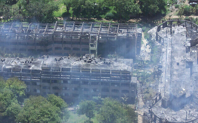 Une vue aérienne de l'hôtel Paradise à Kikambala, près de Mombasa, au Kenya, est présentée le jeudi 28 novembre 2002, après que celui-ci a été dévasté par une explosion. Lors d'attaques simultanées contre des touristes israéliens au Kenya, une voiture piégée a explosé jeudi à l'hôtel appartenant à Israël, tuant 13 personnes, et deux missiles ont été tirés sur un avion de ligne israélien qui venait de décoller de la ville de Mombasa, mais l'ont manqué. (AP Photo/Karel Prinsloo)