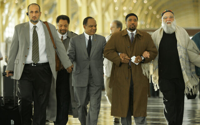 De gauche à droite : l'Imam Omar Shahin; Ibrahim Ramey, Le directeur des droits civils et humains de la Muslim American Society; le révérend Walter E. Fauntroy, avec le the National Black Leadership Roundtable; Mahdi Bray, directeur de la Muslim American Society; et Rabbi Arthur Waskow du centre Shalom de Philadelphie au sein de l'aéroport national Ronald Reagan de Washington, le 27 novembre 2006. (Crédit : AP Photo/Lawrence Jackson) De gauche à droite : l'Imam Omar Shahin; Ibrahim Ramey, Le directeur des droits civils et humains de la Muslim American Society; le révérend Walter E. Fauntroy, avec le the National Black Leadership Roundtable; Mahdi Bray, directeur de la Muslim American Society; et Rabbi Arthur Waskow du centre Shalom de Philadelphie au sein de l'aéroport national Ronald Reagan de Washington, le 27 novembre 2006. (Crédit : AP Photo/Lawrence Jackson)