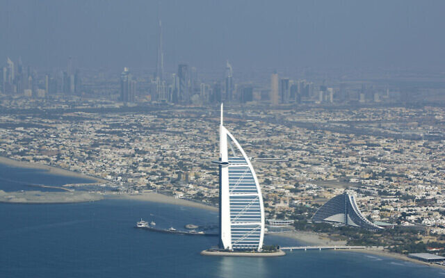 L'hôtel de luxe Burj Al Arab, au premier plain, et le Burj Dubai, l'immeuble le plus grand du monde, en arrière-plan, à Dubaï, aux Emirats arabes unis, le 3 janvier 2010. (Crédit : AP Photo/Kamran Jebreili) L'hôtel de luxe Burj Al Arab, au premier plain, et le Burj Dubai, l'immeuble le plus grand du monde, en arrière-plan, à Dubaï, aux Emirats arabes unis, le 3 janvier 2010. (Crédit : AP Photo/Kamran Jebreili)