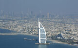 Burj Al Arab, un hôtel de luxe, (au premier plan), et Burj Dubaï, le plus haut bâtiment du monde, (en arrière-plan au centre), vu depuis un avion à Dubaï, aux Émirats arabes unis, le 3 janvier 2010. (AP Photo/Kamran Jebreili)