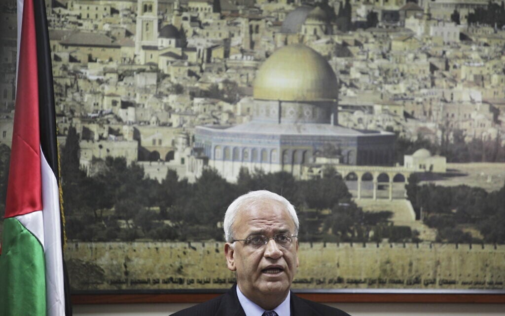 Saeb Erekat donne une conférence de presse à Ramallah, le 23 août 2010. (Crédit : AP) Saeb Erekat donne une conférence de presse à Ramallah, le 23 août 2010. (Crédit : AP)