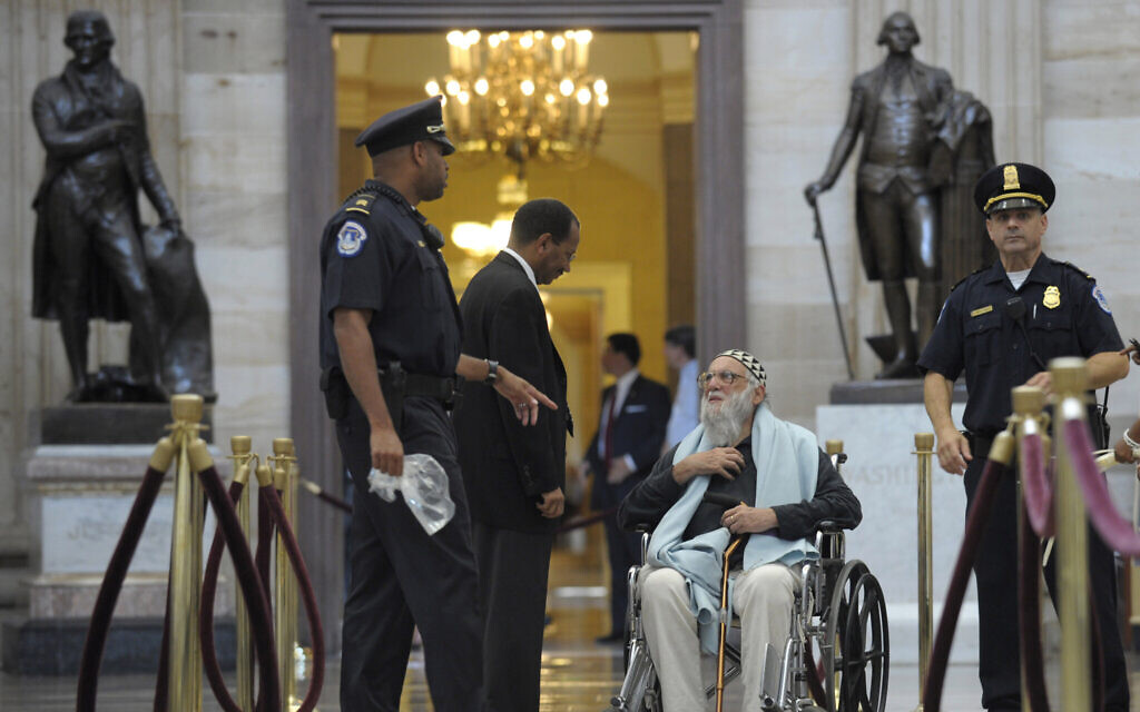 Le rabbin Arthur Waskow attend d'être arrêté par la police lors d'une manifestation contre des coupes budgétaires devant le Capitole à Washington, le 28 juillet 2011. (Crédit : AP Photo/Susan Walsh) Le rabbin Arthur Waskow attend d'être arrêté par la police lors d'une manifestation contre des coupes budgétaires devant le Capitole à Washington, le 28 juillet 2011. (Crédit : AP Photo/Susan Walsh)
