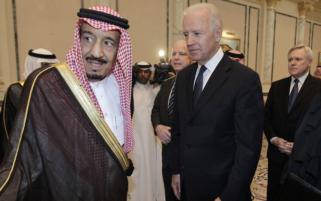 Le vice-président américain Joe Biden, à droite, présente ses condoléances au prince Salman bin Abdel-Aziz à l'occasion du décès de son frère, le prince héritier saoudien Sultan bin Abdul-Aziz Al Saoud, au palais du prince sultan à Riyad, en Arabie saoudite, le 27 octobre 2011. (Crédit : AP Photo/Hassan Ammar, Archives) Le vice-président américain Joe Biden, à droite, présente ses condoléances au prince Salman bin Abdel-Aziz à l'occasion du décès de son frère, le prince héritier saoudien Sultan bin Abdul-Aziz Al Saoud, au palais du prince sultan à Riyad, en Arabie saoudite, le 27 octobre 2011. (Crédit : AP Photo/Hassan Ammar, Archives)