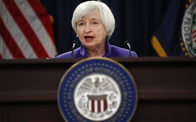 La présidente de la Réserve fédérale Janet Yellen s'exprime lors d'une conférence de presse à la suite de la réunion du Comité fédéral de l'Open Market à Washington, le13 décembre 2017. (Crédit : AP Photo/Carolyn Kaster) La présidente de la Réserve fédérale Janet Yellen s'exprime lors d'une conférence de presse à la suite de la réunion du Comité fédéral de l'Open Market à Washington, le13 décembre 2017. (Crédit : AP Photo/Carolyn Kaster)