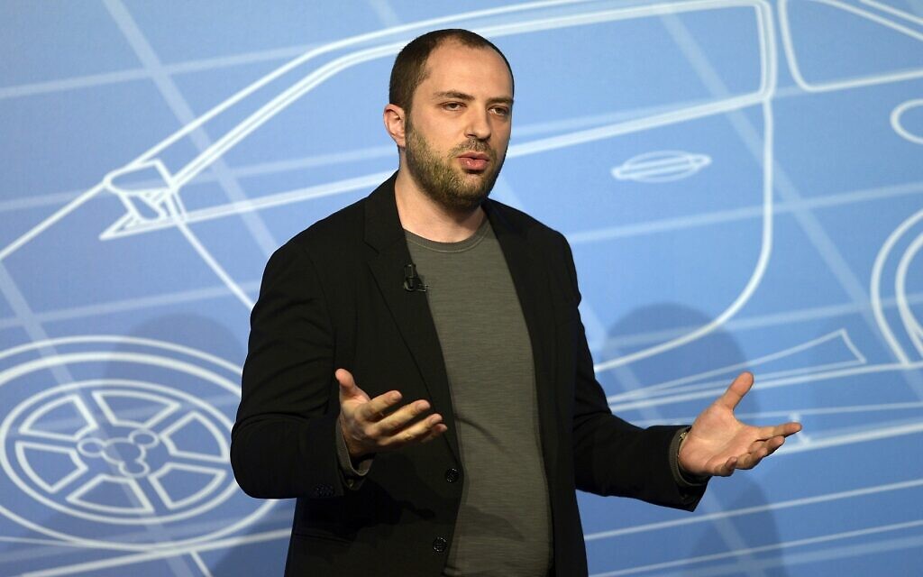 Le co-fondateur et PDG de WhatsApp, Jan Koum, s'exprimant lors d'une conférence au Mobile World Congress à Barcelone, en Espagne, le 24 février 2014. (Credit : AP Photo/Manu Fernandez) Le co-fondateur et PDG de WhatsApp, Jan Koum, s'exprimant lors d'une conférence au Mobile World Congress à Barcelone, en Espagne, le 24 février 2014. (Credit : AP Photo/Manu Fernandez)