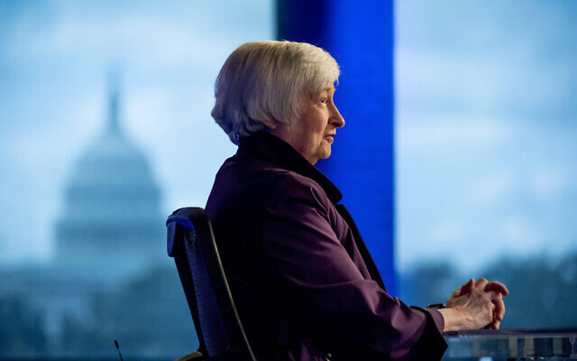 L'ancienne présidente de la Fed, Janet Yellen donne une interview à Jon Hilsenrath, présentateur invité du réseau FOX Business Network, dans le bureau de la Fox à Washington, le 14 août 2019. (Crédit : AP Photo/Andrew Harnik) L'ancienne présidente de la Fed, Janet Yellen donne une interview à Jon Hilsenrath, présentateur invité du réseau FOX Business Network, dans le bureau de la Fox à Washington, le 14 août 2019. (Crédit : AP Photo/Andrew Harnik)