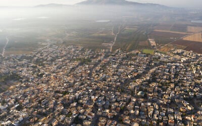 Une vue générale du village arabe israélien d'Iksal, près de Nazareth, dans le nord d'Israël, le 27 septembre 2019. (Crédit : AP/Oded Balilty)