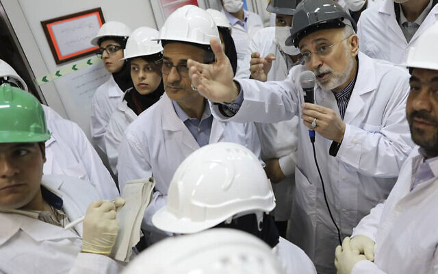 Sur cette photo publiée le 4 novembre 2019 par l'Organisation iranienne de l'énergie atomique, Ali Akbar Salehi, directeur de l'organisation, s'entretient avec les médias lors de la visite de l'installation d'enrichissement de Natanz, dans le centre de l'Iran. (Organisation de l'énergie atomique d'Iran via AP) Sur cette photo publiée le 4 novembre 2019 par l'Organisation iranienne de l'énergie atomique, Ali Akbar Salehi, directeur de l'organisation, s'entretient avec les médias lors de la visite de l'installation d'enrichissement de Natanz, dans le centre de l'Iran. (Organisation de l'énergie atomique d'Iran via AP)
