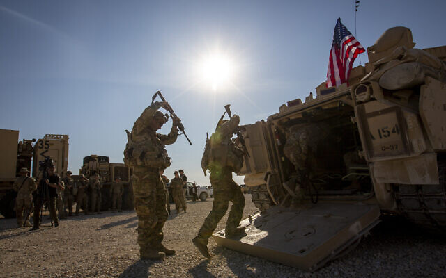 Des membres d'équipage américains pénètrent dans des véhicules de combat Bradley sur une base militaire américaine située dans un endroit non divulgué au nord-est de la Syrie, le 11 novembre 2019. (AP Photo/Darko Bandic) Des membres d'équipage américains pénètrent dans des véhicules de combat Bradley sur une base militaire américaine située dans un endroit non divulgué au nord-est de la Syrie, le 11 novembre 2019. (AP Photo/Darko Bandic)