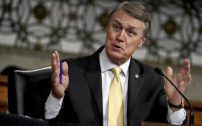 Le sénateur David Perdue, républicain de Géorgie, pose des questions lors d'une audience de la Commission des forces armées du Sénat à Capitol Hill à Washington, le 6 mai 2020. (Greg Nash / Pool via AP)
