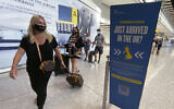Illustration - Des passagers arrivent à l'aéroport de Heathrow, le 8 septembre 2020. (Yui Mok/PA via AP)