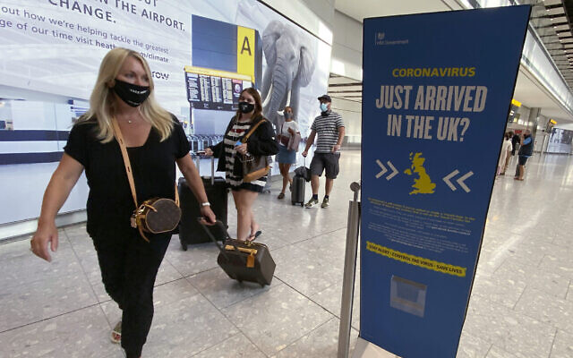 Illustration - Des passagers arrivent à l'aéroport de Heathrow, le 8 septembre 2020. (Yui Mok/PA via AP)