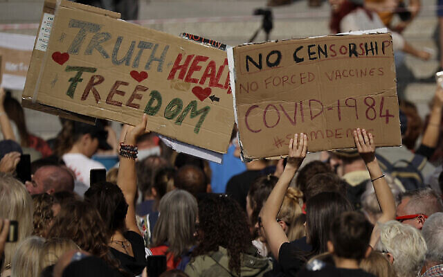 Des gens manifestent contre les obligations de vaccination contre le coronavirus, de port du masque, de distanciation et d'un second confinement, à Trafalgar Square, à Londres, le 19 septembre 2020. (Crédit : AP Photo/Matt Dunham)
