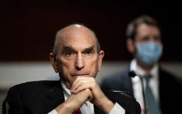 Elliot Abrams, représentant spécial pour l'Iran et le Venezuela au Département d'État, assistant à une audition de la commission sénatoriale des relations étrangères sur la politique américaine au Moyen-Orient, au Capitole, à Washington, le 24 septembre 2020. (Crédit : Erin Schaff/The New York Times via AP, Pool)