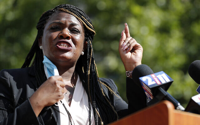 L'activiste Cori Bush s'exprime lors d'une conférence de presse mercredi 5 août 2020 à St. Louis. (Crédit : AP Photo/Jeff Roberson, Archives) L'activiste Cori Bush s'exprime lors d'une conférence de presse mercredi 5 août 2020 à St. Louis. (Crédit : AP Photo/Jeff Roberson, Archives)