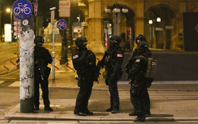 Des policiers patrouillent après une fusillade à Vienne, en Autriche, le 3 novembre 2020. (Crédit : AP Photo/Ronald Zak)