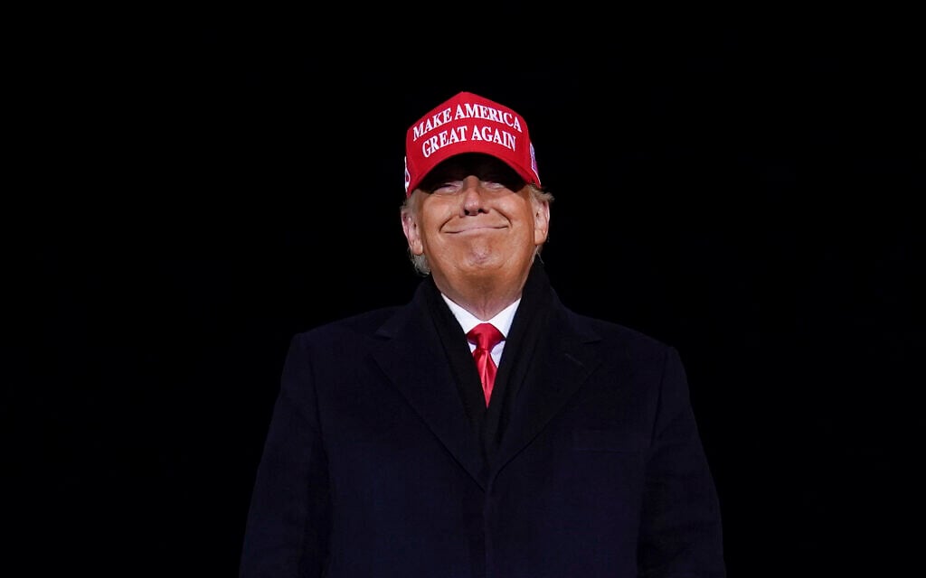 Le président Donald Trump sourit à ses partisans lors d'un rassemblement de campagne à l'aéroport international Gerald R. Ford, à Grand Rapids, dans le Michigan, le 3 novembre 2020. (Crédit :  AP Photo/Evan Vucci)