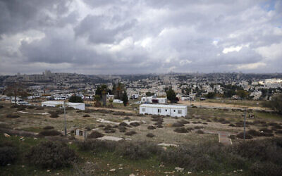 Une vue de l'implantation de Givat Hamatos, à Jérusalem-Est. Un observatoire des implantations a indiqué dimanche qu'Israël allait faire construire des centaines de logements, un projet qui menace de couper les parties de la ville revendiquée par les Palestiniens de Cisjordanie. Une photo prise le 15 novembre 2020. (Crédit : AP Photo/Mahmoud Illean)