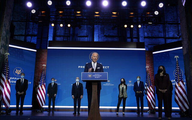 Le président-élu Joe Biden et la vice-présidente élue Kamala Harris présentent leurs candidats pour la novelle administration, au Queen Theater, le 24 novembre 2020 à Wilmington, Delaware. (Crédit : AP/Carolyn Kaster) Le président-élu Joe Biden et la vice-présidente élue Kamala Harris présentent leurs candidats pour la novelle administration, au Queen Theater, le 24 novembre 2020 à Wilmington, Delaware. (Crédit : AP/Carolyn Kaster)