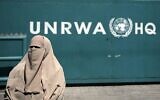 Photo d'illustration : Une femme palestinienne assiste à une manifestation devant le siège de l'UNRWA dans la ville de Gaza, le 16 août 2015. (Crédit : Khalil Hamra/AP)