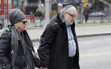 L'espion Jonathan Pollard, reconnu coupable, et sa femme Esther arrivent au tribunal fédéral de New York, le 7 avril 2016. (AP Photo/Mark Lennihan)