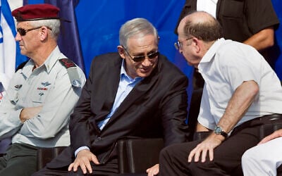Le Premier ministre Benjamin Netanyahu, (au centre), le chef d'état-major de Tsahal de l'époque Benny Gantz, (à gauche), et le ministre de la Défense Moshe Yaalon assistent à une cérémonie marquant l'arrivée de l'INS Tanin, un sous-marin de classe Dolphin AIP, sur une base navale dans la ville de Haïfa, au nord du pays, le 23 septembre 2014. (AP Photo/Amir Cohen, Pool)