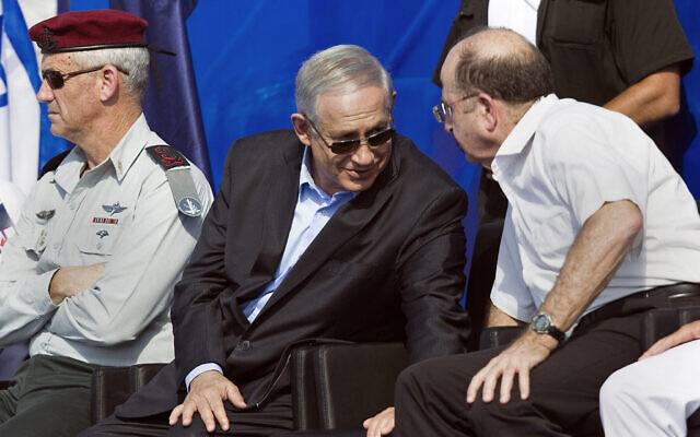 Le Premier ministre Benjamin Netanyahu, (au centre), le chef d'état-major de Tsahal de l'époque Benny Gantz, (à gauche), et le ministre de la Défense Moshe Yaalon assistent à une cérémonie marquant l'arrivée de l'INS Tanin, un sous-marin de classe Dolphin AIP, sur une base navale dans la ville de Haïfa, au nord du pays, le 23 septembre 2014. (AP Photo/Amir Cohen, Pool) Le Premier ministre Benjamin Netanyahu, (au centre), le chef d'état-major de Tsahal de l'époque Benny Gantz, (à gauche), et le ministre de la Défense Moshe Yaalon assistent à une cérémonie marquant l'arrivée de l'INS Tanin, un sous-marin de classe Dolphin AIP, sur une base navale dans la ville de Haïfa, au nord du pays, le 23 septembre 2014. (AP Photo/Amir Cohen, Pool)