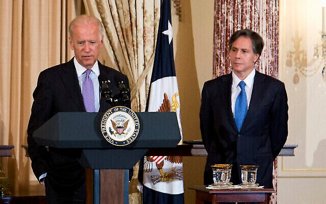 Le vice-président Joe Biden (à gauche) et l'adjoint au secrétaire d'État Tony Blinken, le 30 juin 2015, au département d'État à Washington. (Crédit : AP Photo/Manuel Balce Ceneta) Le vice-président Joe Biden (à gauche) et l'adjoint au secrétaire d'État Tony Blinken, le 30 juin 2015, au département d'État à Washington. (Crédit : AP Photo/Manuel Balce Ceneta)
