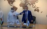 Le président et directeur général de Watergen, Michael Mirilashvili, et Khadim Al Darei, vice-président et co-fondateur d'Al-Dahra à Abou Dhabi, le 25 novembre 2020 (Autorisation)