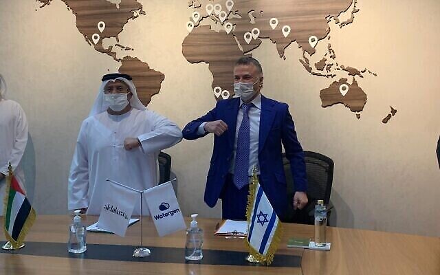 Le président et directeur général de Watergen, Michael Mirilashvili, et Khadim Al Darei, vice-président et co-fondateur d'Al-Dahra à Abou Dhabi, le 25 novembre 2020 (Autorisation) Le président et directeur général de Watergen, Michael Mirilashvili, et Khadim Al Darei, vice-président et co-fondateur d'Al-Dahra à Abou Dhabi, le 25 novembre 2020 (Autorisation)