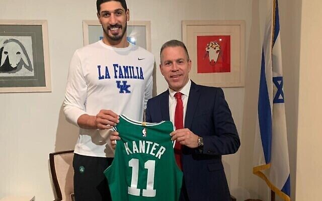 L'attaquant des Boston Celtics Enes Kanter (à gauche) et l'ambassadeur d'Israël à l'ONU Gilad Erdan, le 18 novembre 2020. (Mission israélienne à l'ONU) L'attaquant des Boston Celtics Enes Kanter (à gauche) et l'ambassadeur d'Israël à l'ONU Gilad Erdan, le 18 novembre 2020. (Mission israélienne à l'ONU)