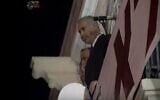 Benjamin Netanyahu, alors chef de l'opposition, surplombe un rassemblement de droite , un slogan sur le panneau en dessous de lui se lit "la nation n'a pas décidé" et est une création de Hagi Ben Artzi, sur la place Sion à Jérusalem en 1995. (Crédit : Capture d'écran/YouTube)