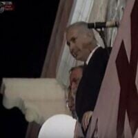 Benjamin Netanyahu, alors chef de l'opposition, surplombe un rassemblement de droite , un slogan sur le panneau en dessous de lui se lit "la nation n'a pas décidé" et est une création de Hagi Ben Artzi, sur la place Sion à Jérusalem en 1995. (Crédit : Capture d'écran/YouTube)