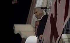 Benjamin Netanyahu, alors chef de l'opposition, surplombe un rassemblement de droite , un slogan sur le panneau en dessous de lui se lit "la nation n'a pas décidé" et est une création de Hagi Ben Artzi, sur la place Sion à Jérusalem en 1995. (Crédit : Capture d'écran/YouTube)