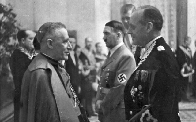 Photo d'illustration : Vincenzo Orsenigo - qui n'était pas jésuite mais un haut-diplomate du Vatican lié au régime nazi - échange avec le ministre nazi des Affaires étrangères Joachim von Ribbentrop, avec Adolf Hitler en arrière-plan, en 1939. (Crédit : Bundesarchiv bild)