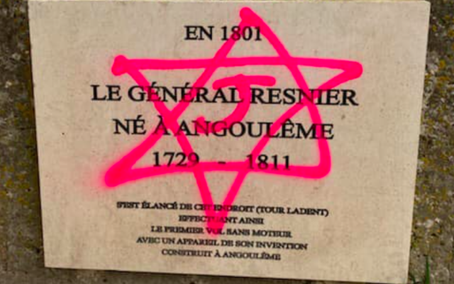 Une étoile de David avec en son centre la mention « J » de « Juifs » taguée sur l’épitaphe du général Resnier, général de brigade angoumoisin de la Révolution française, à Angoulême, le 15 novembre 2020. (Crédit : Mairie d’Angoulême / Xavier Bonnefont)