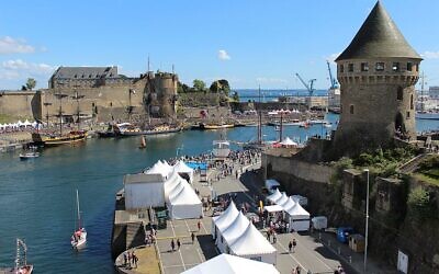 Le port de Brest, son château et la tour Tanguy lors du festival Brest 2016. (Crédit : Aodhanbzh / CC BY-SA 4.0)