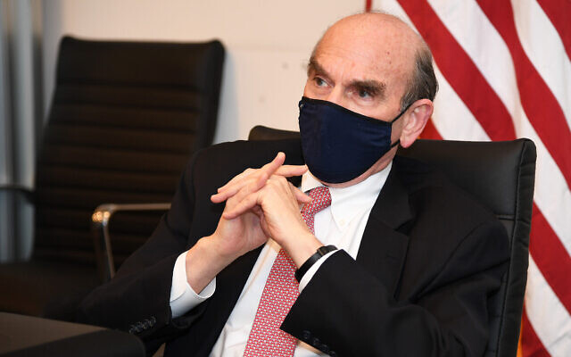 Elliott Abrams, représentant spécial des États-Unis pour l'Iran et le Venezuela, s'adresse à des journalistes israéliens à Tel Aviv, le 9 novembre 2020. (David Azagury/ Ambassade des États-Unis à Jérusalem)