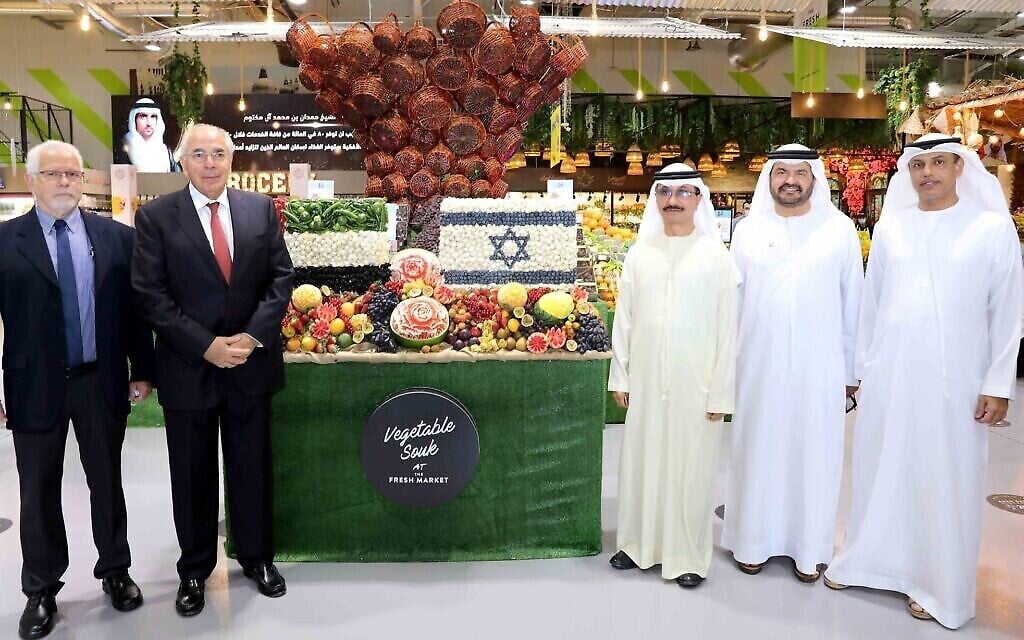 Des responsables de DP World et de la firme israélienne Agrexco au marché de Dubaï, au mois de novembre 2020. (Crédit :  DP World)