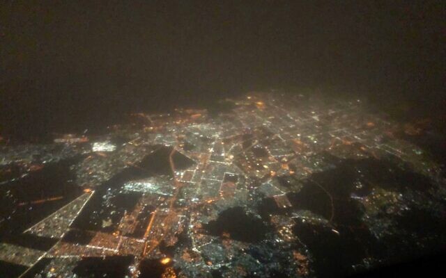 L'Arabie saoudite vue du ciel depuis un avion Israir, le 8 novembre 2020. (Crédit : Israir/Twitter) L'Arabie saoudite vue du ciel depuis un avion Israir, le 8 novembre 2020. (Crédit : Israir/Twitter)