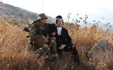 Photo d'illustration : Des soldats du bataillon ultra-orthodoxe Netzah Yehuda de l'armée israélienne dans un champ de la base militaire Peles, au nord de la Vallée du Jourdain. (Crédit :Yaakov Naumi/Flash90)