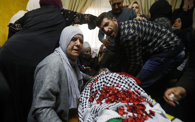 Les proches d'Ahmad Jamal Manasra, 26 ans, au cours de ses funérailles dans le village de Wad Fokin, en Cisjordanie, près de Bethléem, le 21 mars 2019. (Crédit : Wisam Hashlamoun/Flash90)