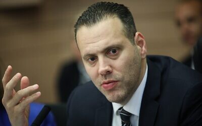 Le député Likud Miki Zohar préside une réunion de la commission parlementaire sur un projet de loi visant à dissoudre la Knesset et à organiser de nouvelles élections, le 28 mai 2019. (Noam Revkin Fenton/Flash90)