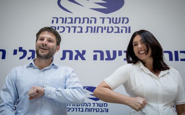 La ministre des Transports Miri Regev et son prédécesseur au poste Bezalel Smotrich lors de la cérémonie de passation des pouvoirs organisée au ministère des Transports à Jérusalem, le 18 mai 2020. (Crédit : Yonatan Sindel/Flash90) La ministre des Transports Miri Regev et son prédécesseur au poste Bezalel Smotrich lors de la cérémonie de passation des pouvoirs organisée au ministère des Transports à Jérusalem, le 18 mai 2020. (Crédit : Yonatan Sindel/Flash90)
