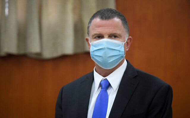 Le ministre de la Santé, Yuli Edelstein, dans la ville de Bnei Brak, le 16 juin 2020. (Flash90)