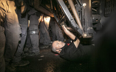 Gonen Ben Yitzhak sous un canon à eau lors d'une manifestation contre le Premier ministre Benjamin Netanyahu, le 18 juillet 2020. (Crédit : Olivier Fitoussi/Flash90)
