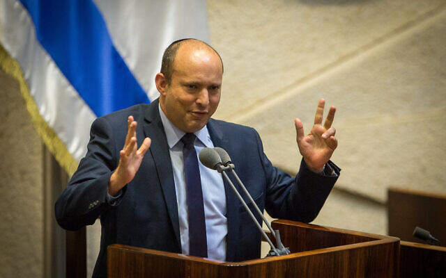 Naftali Bennett, dirigeant du parti Yamina, s'exprime lors d'une session plénière de la Knesset à Jérusalem, le 24 août 2020. (Oren Ben Hakoon/POOL) Naftali Bennett, dirigeant du parti Yamina, s'exprime lors d'une session plénière de la Knesset à Jérusalem, le 24 août 2020. (Oren Ben Hakoon/POOL)