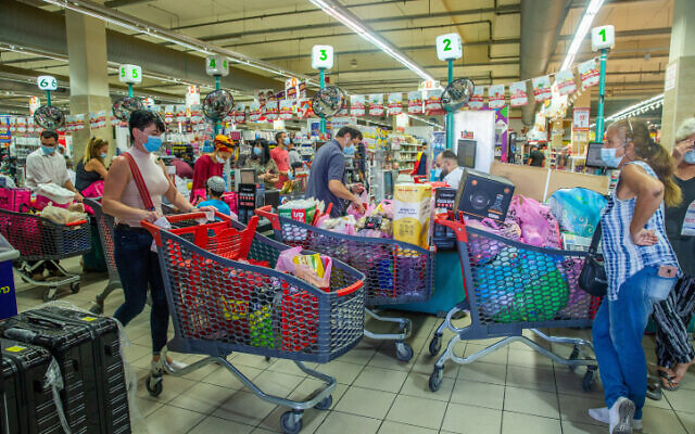 Des clients font leur courses au supermarché Rami Levy de Modiin, dans le centre d'Israël, le 24 septembre 2020. Illustration (Crédit : Yossi Aloni/Flash90)