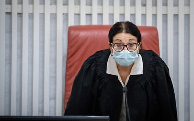 La présidente de la Haute Cour Esther Hayut, écoutant les recours contre le poste de premier ministre suppléant, à la Cour suprême de Jérusalem le 27 octobre 2020. (Crédit : Yonatan Sindel / Flash90)