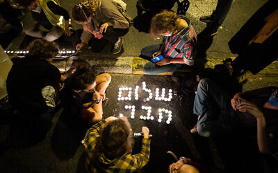 Des Israéliens protestent contre le Premier ministre Benjamin Netanyahu, et commémorent l'assassinat du Premier ministre Yitzhak Rabin, à Jérusalem, le 31 octobre 2020. (Yonatan Sindel/Flash90)